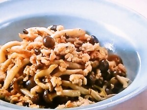 鶏ひき肉としめじの炒め物