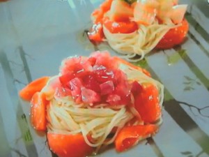 赤い冷たいパスタ