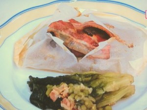 鶏の紙包み焼き~サラダ菜とグリンピースの煮物添え