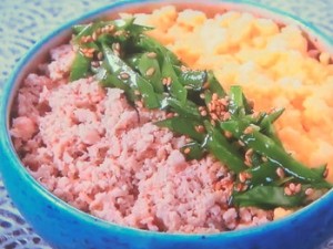 鶏そぼろ炒り卵丼