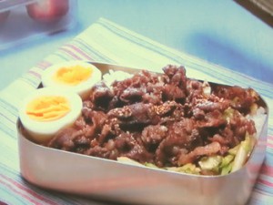 牛の炒り煮牛炒り煮と焼き野菜弁当