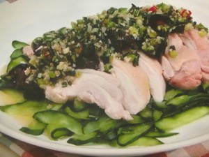 ゆで鶏とキュウリの塩ネギソース