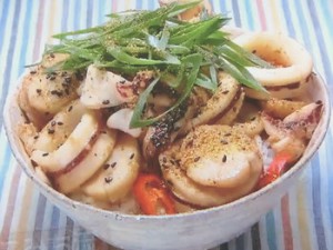 もこみち流 イカとホタテのピリ辛丼