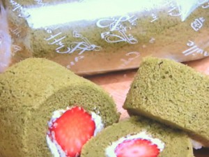 抹茶シフォンロールケーキ