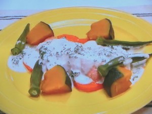 鮭と緑黄色野菜のにんにくヨーグルトソースがけ
