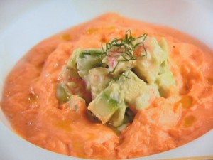 アボカドのひんやりトマトソース