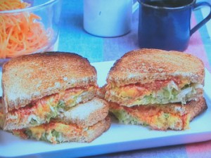 コンビーフとザワークラウトのホットサンドイッチ