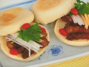 豆腐入り焼餅の豚肉黒糖炒めサンド