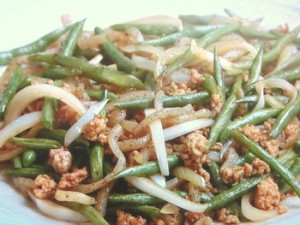 いんげん、玉ねぎ、豚ひき肉のソース炒め