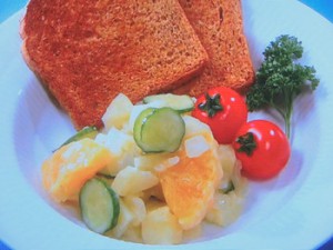 豆乳オイルソースのオレンジポテサラ・全粒粉のパン添え