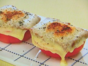 コンビーフとトマトのパン粉焼き
