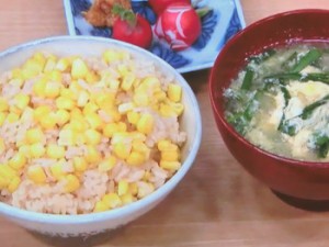 とうもろこしごはんとニラと玉子の味噌汁