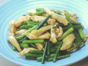 鶏むね肉とにんにくの芽の炒め物