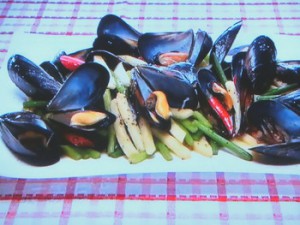 ムール貝とにんにくの芽 じゃがいものオイスター炒め