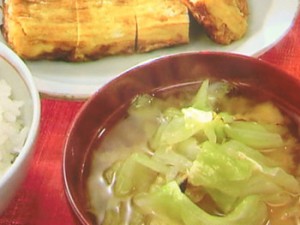 キャベツと油揚げのみそ汁