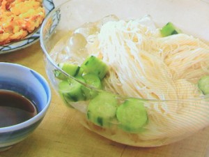 冷やしそうめんとそうめんつゆ