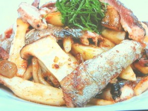 サンマとキノコの塩辛バターソース炒め