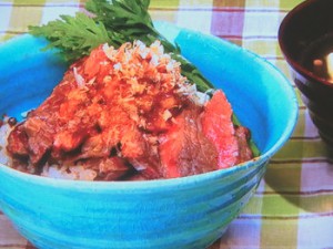 ピリ辛山椒そぼろごはんのステーキ丼