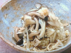 こんにゃくのあられ揚げきのこあん