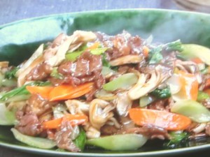 牛肉、舞茸、チンゲンサイの炒めもの