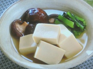 高野豆腐と青菜、きのこの煮物