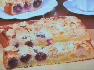 巨峰と洋梨のクランブルケーキ
