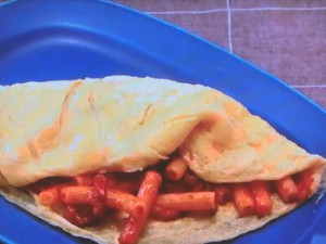 マカロニのケチャップ炒めオムレツ