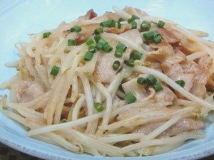 醤油とんこつが絡んで旨い!もやし豚