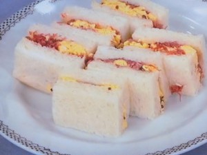 コンビーフと卵のサンド
