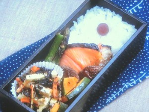 焼きざけと煮物の和風弁当