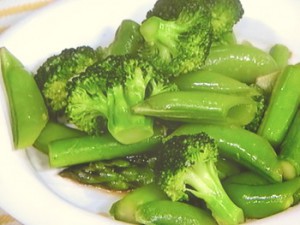 緑の野菜の蒸し炒め