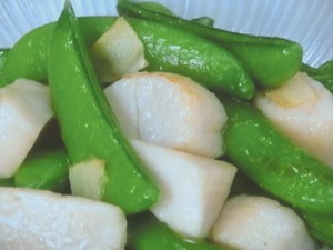 スナップえんどうと帆立てのしょうが炒め