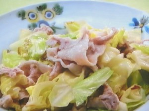 こま切れ肉と春キャベツの塩蒸し