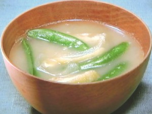 スナップえんどうとたまねぎのミルクみそ汁