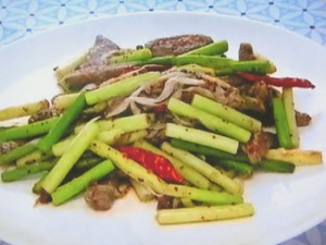 もこみち流 細切り牛肉とにんにくの芽の辛炒め
