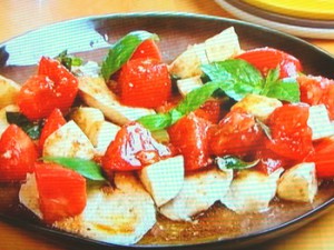 鶏胸肉のソテー カプレーゼソース