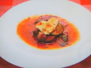 もこみち流 なすとズッキーニのビーフスープ 〜焼きカマンベールのせ