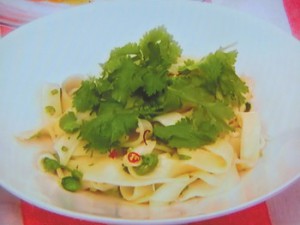 きしめんと枝豆のパクチー和え