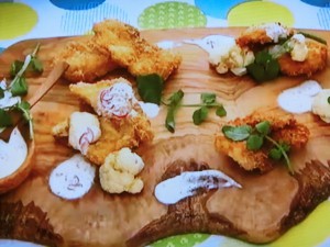 もこみち流 白身魚とカリフラワーのフライ〜チリヨーグルトソース