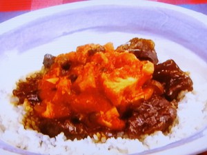 とろとろ牛すじとトマトのWソースカレー