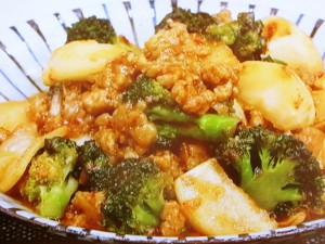 カブとブロッコリーの肉そぼろ炒め