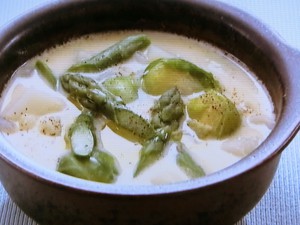 じゃがいもとアスパラガスのヨーグルトスープ