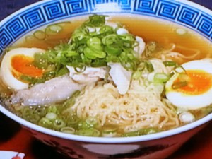 丸鶏スープのラーメン