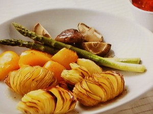 ハッセルバックポテトと焼き春野菜のごちそう温サラダ