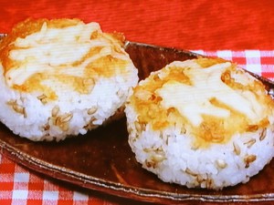 スーパー大麦の味噌チーズ焼きおむすび