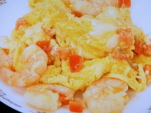 えびとトマトのふわふわ卵炒め