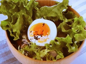 ゆで卵とサラダ野菜のみそ汁
