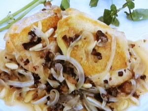 干しブドウ酢入り 甘酸っぱいソースのチキンソテー