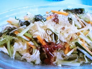 蒸し鶏、ところてん、海藻のサラダ
