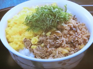 カツオそぼろご飯 炒り卵とせん切りの紫蘇